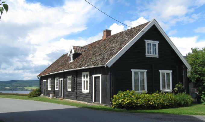 2017-08-04 13.48 C 3421 a very old house at Hole Bilverksted on Frøysugata trimmed.jpg